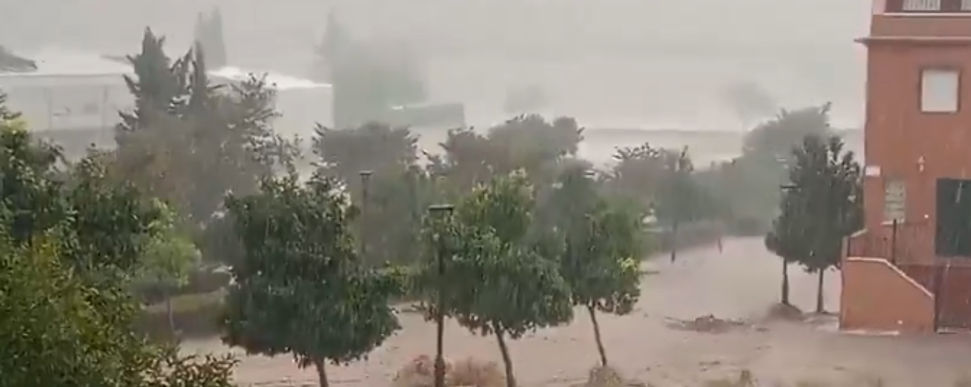 عاصفة مفاجئة تغرق شوارع مدينة أسبانية - سبوتنيك عربي, 1920, 19.10.2025