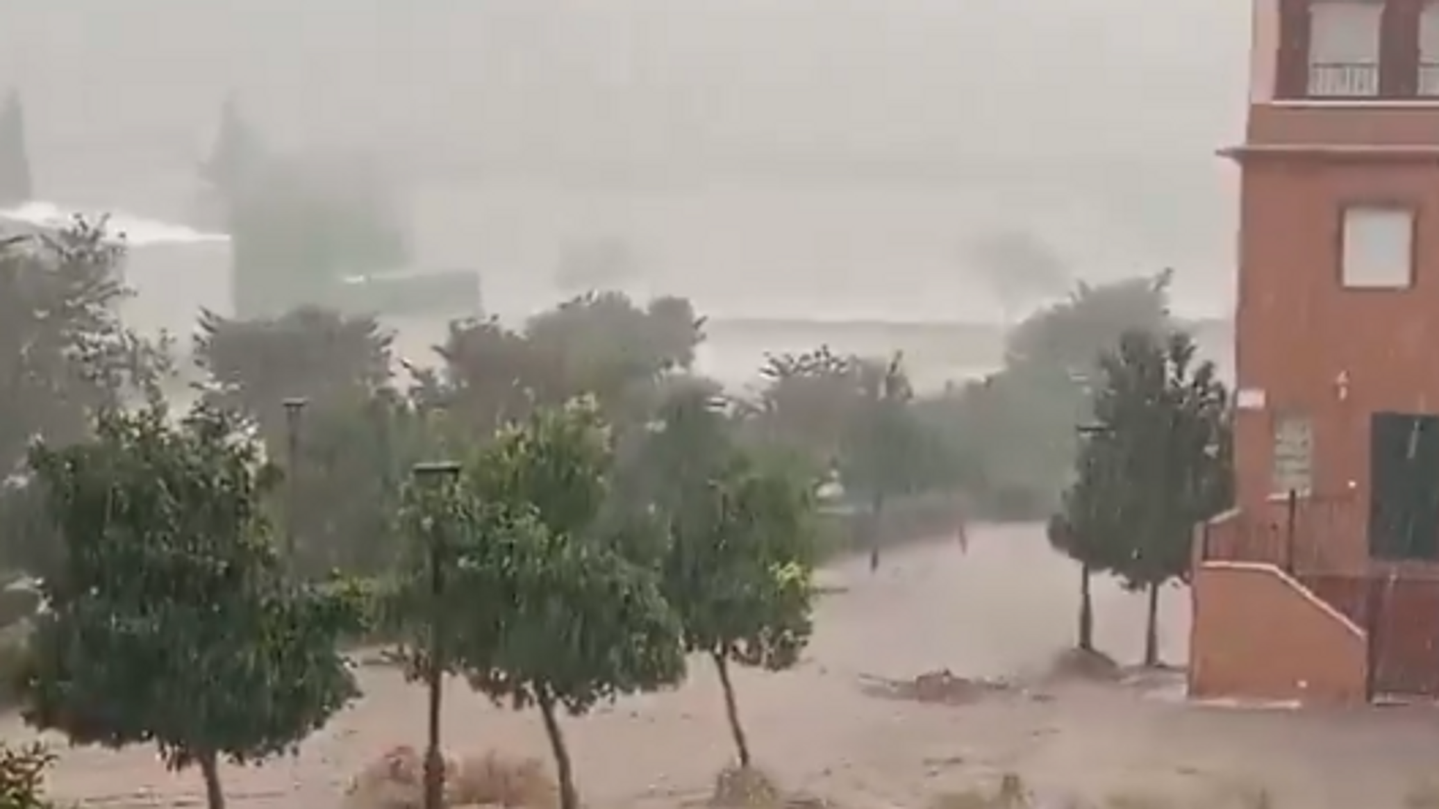 خلال ساعة واحدة...عاصفة مفاجئة تغرق شوارع مدينة إسبانية.. فيديو
