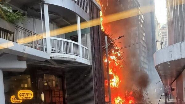 حريق هائل يلتهم ناطحة سحاب في هونغ كونغ  - سبوتنيك عربي