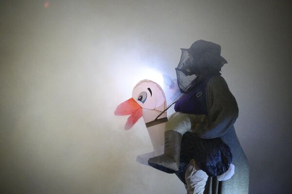 يقف متظاهر مناهض لإدارة الهجرة والجمارك الأمريكية يرتدي بدلة قابلة للنفخ ضمن سحابة من الغاز المسيل للدموع خارج مبنى إدارة الهجرة والجمارك الأمريكية في بورتلاند بولاية أوريغون. - سبوتنيك عربي