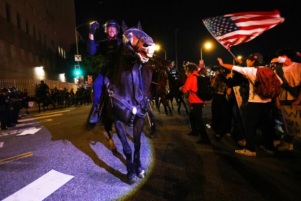 محاولة الشرطة الأمريكية تفريق المتظاهرين خلال الاحتجاج في لوس أنجلوس. - سبوتنيك عربي