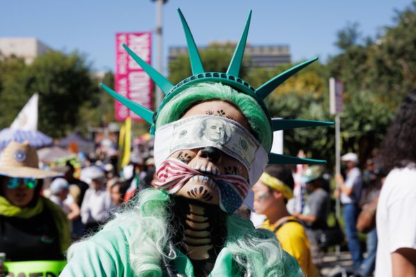 متظاهر يرتدي زي تمثال الحرية خلال احتجاجات "لا للملوك" في لوس أنجلوس، كاليفورنيا. - سبوتنيك عربي