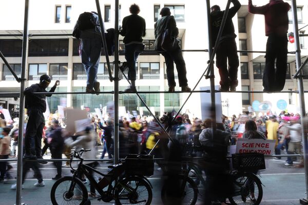 أشخاص على السقالات يشاهدون احتجاجات "لا للملوك" في مانهاتن، مدينة نيويورك. - سبوتنيك عربي