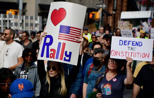 المشاركون في احتجاجات "لا للملوك" المناهضة للحكومة في مدينة نيويورك. - سبوتنيك عربي