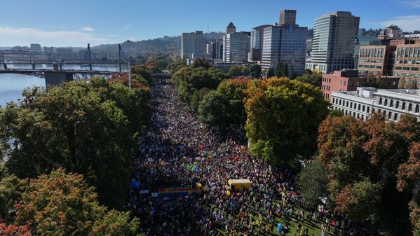 تجمع المتظاهرين في حديقة على شاطئ البحر خلال احتجاجات "لا للملوك" في بورتلاند بولاية أوريغون. - سبوتنيك عربي