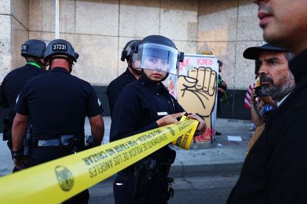 أغلق أحد ضباط إنفاذ القانون شارعًا بالقرب من مركز الاحتجاز المدني في وسط مدينة لوس أنجلوس خلال احتجاج "لا للملوك" يوم السبت 18 أكتوبر/تشرين الأول 2025. (صورة من "أسوشيتد برس/إيثان سووب") - سبوتنيك عربي