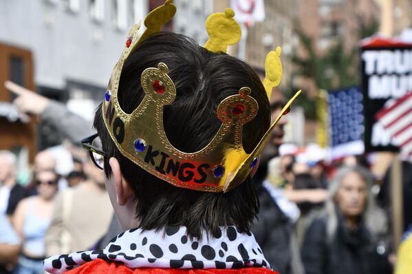 مشاركون في احتجاجات "لا للملوك" المناهضة للحكومة في مدينة نيويورك. - سبوتنيك عربي