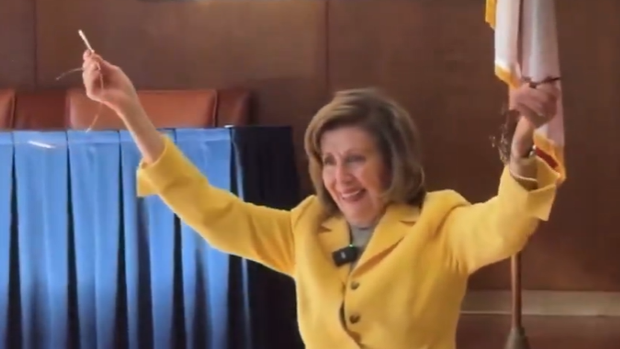 نانسي بيلوسي تكسر التاج دعما لـ"لا للملوك"... فيديو