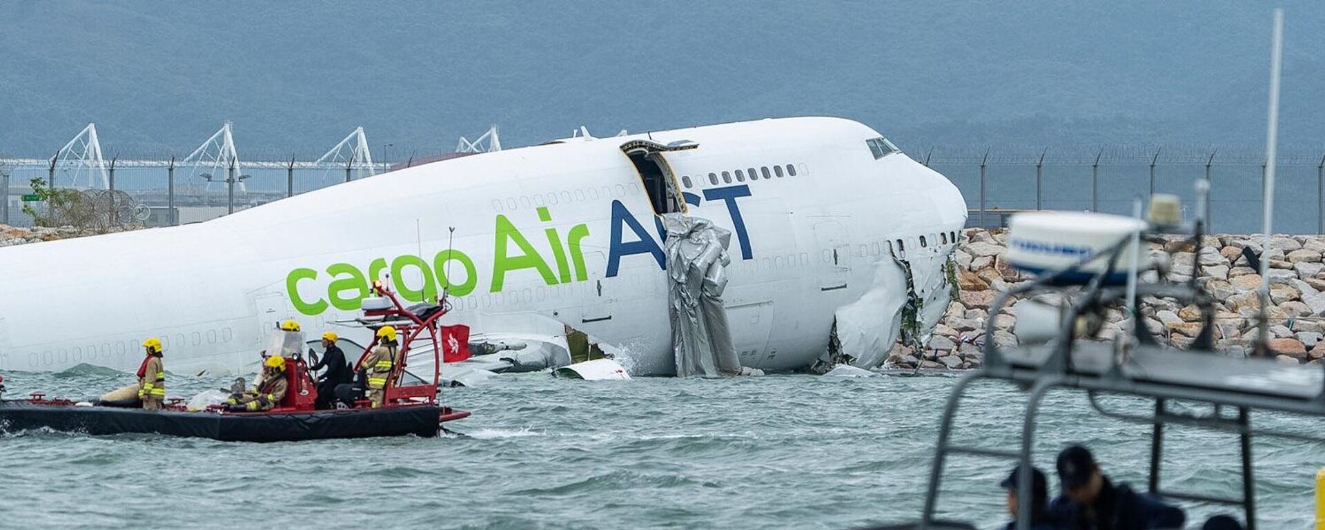 عمال الإنقاذ يقتربون من طائرة شحن انزلقت من مدرج في هونغ كونغ، 20 أكتوبر/ تشرين الأول 2025 - سبوتنيك عربي, 1920, 20.10.2025