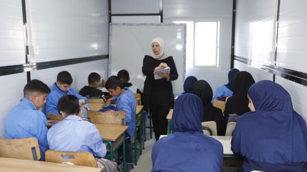 عدسة سبوتنيك ترصد عودة الحياة الدراسية إلى بلدة ميس الجبل جنوبي لبنان - سبوتنيك عربي