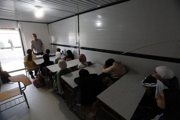 عدسة سبوتنيك ترصد عودة الحياة الدراسية إلى بلدة ميس الجبل جنوبي لبنان - سبوتنيك عربي