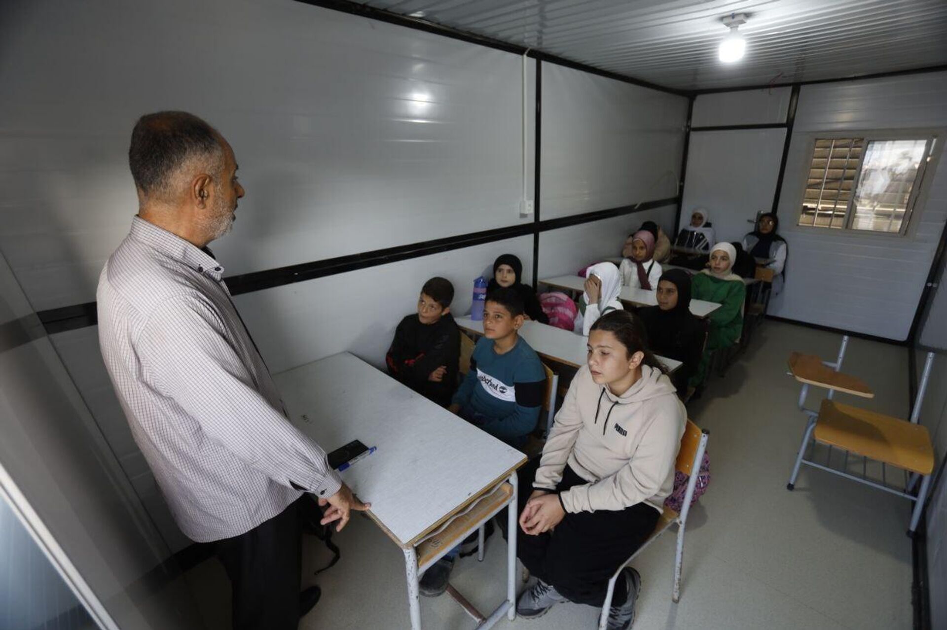 عدسة سبوتنيك ترصد عودة الحياة الدراسية إلى بلدة ميس الجبل جنوبي لبنان - سبوتنيك عربي, 1920, 20.10.2025