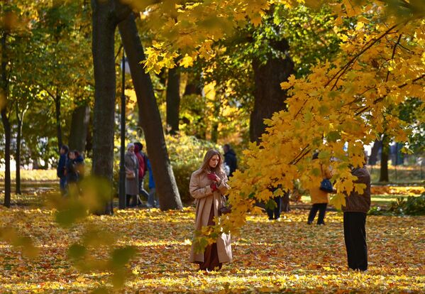 فتيات يستمتعن بجمال الخريف في حديقة "ميخائيلوفسكي" في سان بطرسبورغ. فتيات يستمتعن بجمال الخريف في حديقة "ميخائيلوفسكي" في سان بطرسبورغ. - سبوتنيك عربي