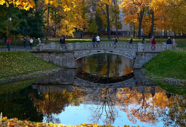 الطبيعة تتزين بألوان الخريف في حديقة "ميخائيلوفسكي" في سان بطرسبورغ. الطبيعة تتزين بألوان الخريف في حديقة "ميخائيلوفسكي" في سان بطرسبورغ. - سبوتنيك عربي