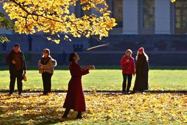 زوار في حديقة "ميخائيلوفسكي" في سان بطرسبورغ يستمتعون بألوان الخريف التي تزين المدينة. زوار في حديقة "ميخائيلوفسكي" في سان بطرسبورغ يستمتعون بألوان الخريف التي تزين المدينة. - سبوتنيك عربي