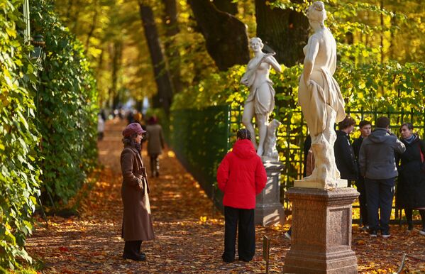 زوار حديقة "الصيف" في سان بطرسبورغ يستمتعون بجمال "الخريف الذهبي". زوار حديقة "الصيف" في سان بطرسبورغ يستمتعون بجمال "الخريف الذهبي". - سبوتنيك عربي
