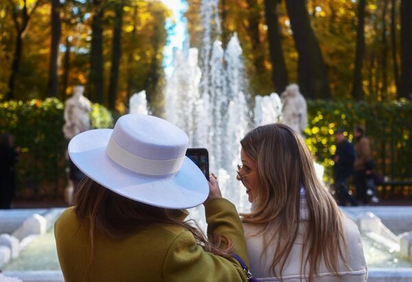 فتيات يستمتعن بجمال الخريف في حديقة "الصيف" في سان بطرسبورغ. فتيات يستمتعن بجمال الخريف في حديقة "الصيف" في سان بطرسبورغ. - سبوتنيك عربي