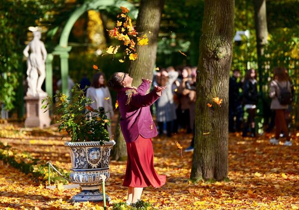 زوار حديقة "الصيف" في سان بطرسبورغ يستمتعون بجمال "الخريف الذهبي". زوار حديقة "الصيف" في سان بطرسبورغ يستمتعون بجمال "الخريف الذهبي". - سبوتنيك عربي