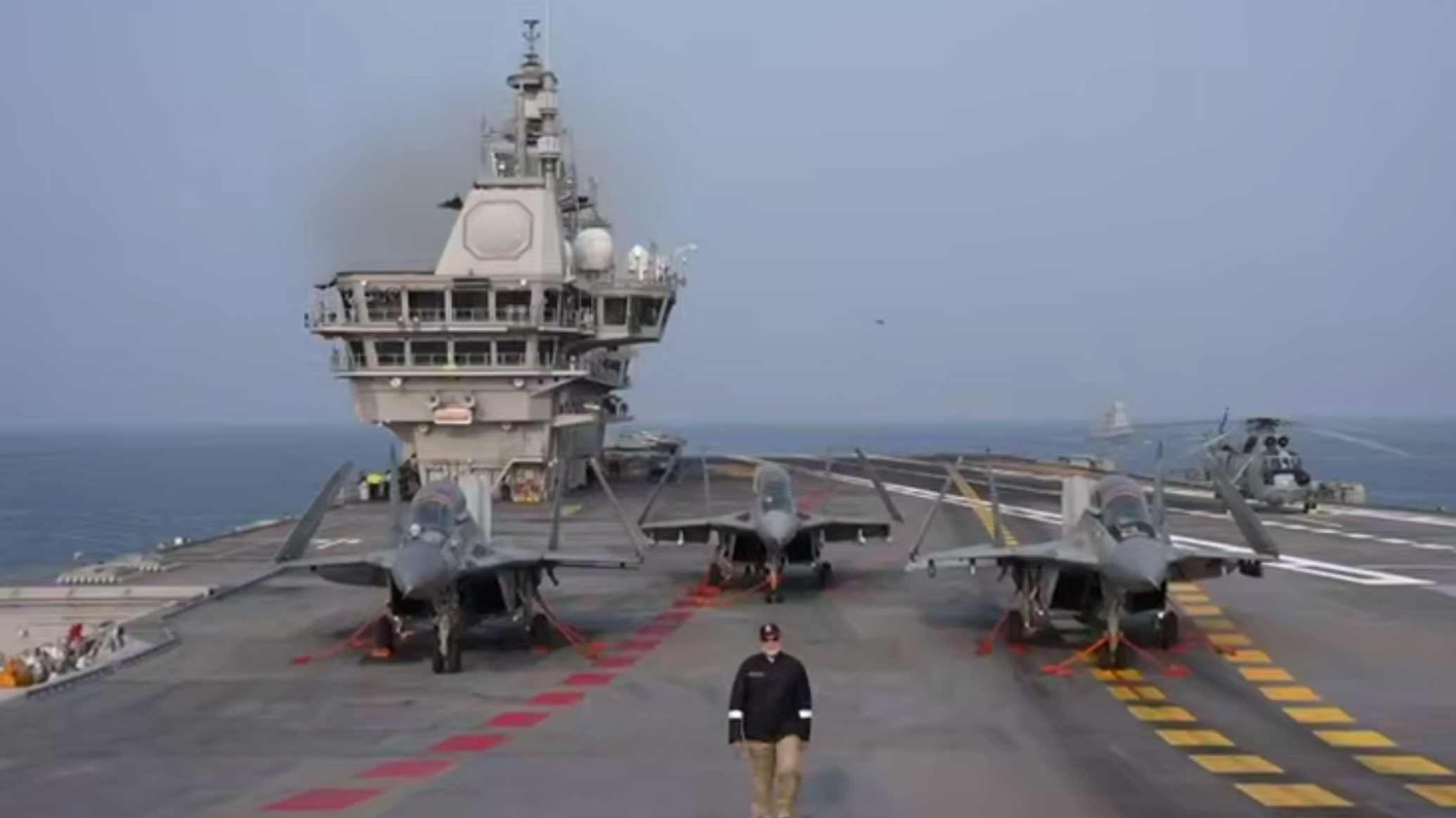 مودي يحتفل بـ"مهرجان الأنوار" على متن أول حاملة طائرات محلية الصنع... فيديو