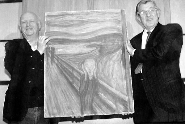 يعرض كنوت بيرج، مدير المعرض الوطني في أوسلو، وليف بلاتر، أمين المتحف، لوحة مونش الشهيرة "الصرخة" ثاني أشهر لوحة فنية بعد الموناليزا ، التي تم العثور عليها بعد أربعة أشهر من السرقة من المتحف الوطني في النرويج - سبوتنيك عربي