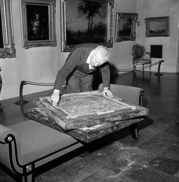 حارس معرض يفحص إطاراتٍ تركها لصوص سرقوا ثلاث لوحات لرامبرانت، وثلاث لوحات لروبنز، ولوحتين أخريين - سبوتنيك عربي