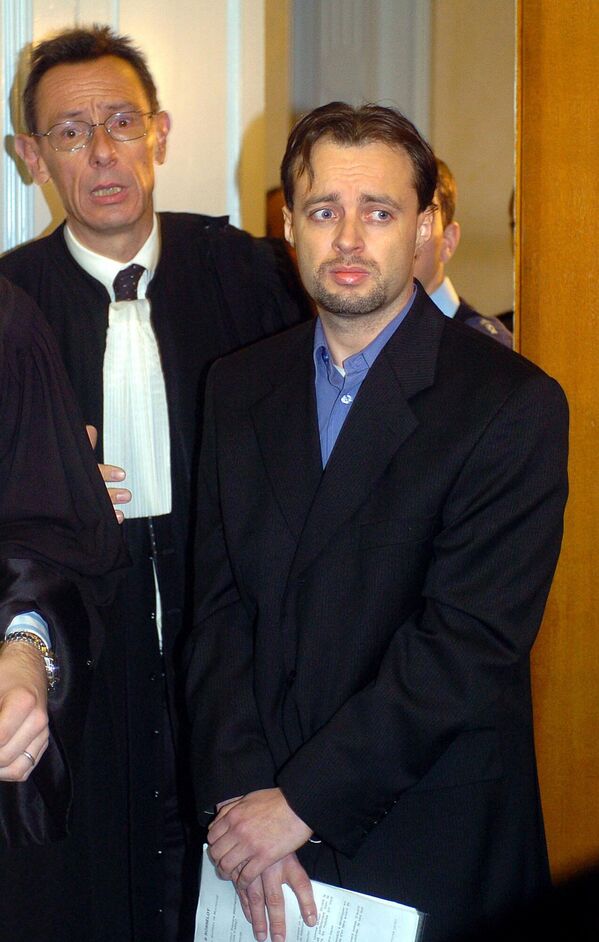 يظهر الفرنسي ستيفان بريتويسر، إلى اليمين،  ومحاميه تييري موسر في قاعة محكمة في ستراسبورغ، شرقي فرنسا،  6 يناير 2005. اتهم بريتويزر بسرقة نحو 240 قطعة فنية في متاحف أوروبية مختلفة،  خاصة في فرنسا وألمانيا وسويسرا - سبوتنيك عربي