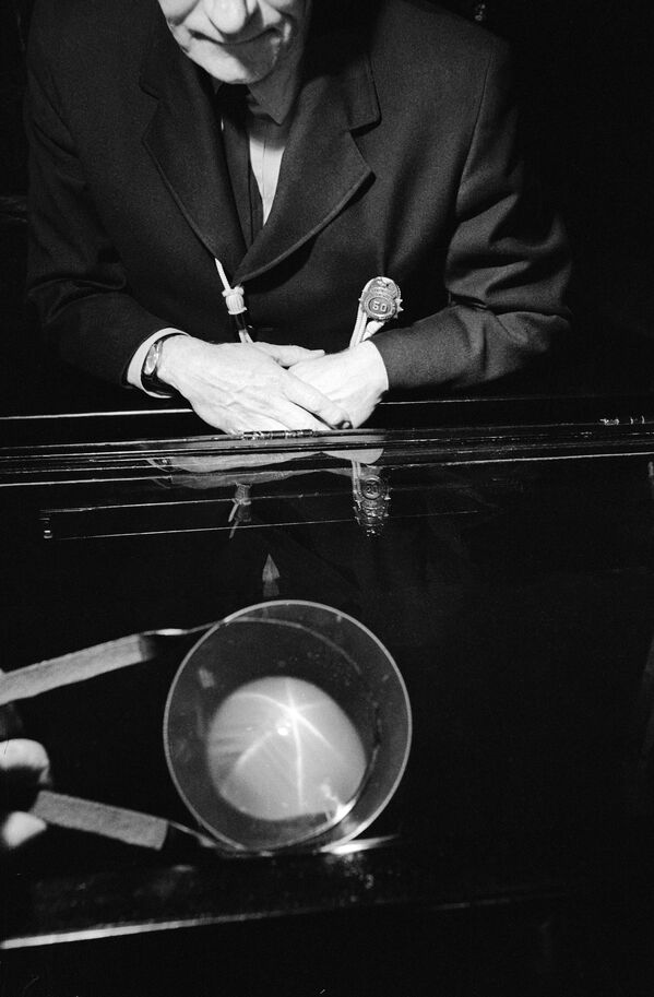 حارس أمن في المتحف الأمريكي للتاريخ الطبيعي في نيويورك يراقب نجم الياقوت الهندي الذي يبلغ وزنه 563 قيراطا في 9 أبريل 1965 - سبوتنيك عربي