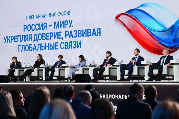 المشاركون في معرض &quot;Made in Russia&quot;، المنظم ضمن فعاليات المنتدى الدولي للتصدير &quot;صنع في روسيا&quot;، بالعاصمة موسكو - سبوتنيك عربي