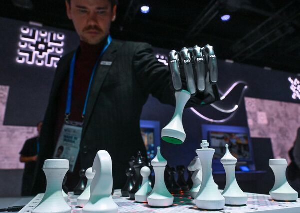 المشاركون في معرض &quot;Made in Russia&quot;، المنظم ضمن فعاليات المنتدى الدولي للتصدير &quot;صنع في روسيا&quot;، بالعاصمة موسكو - سبوتنيك عربي