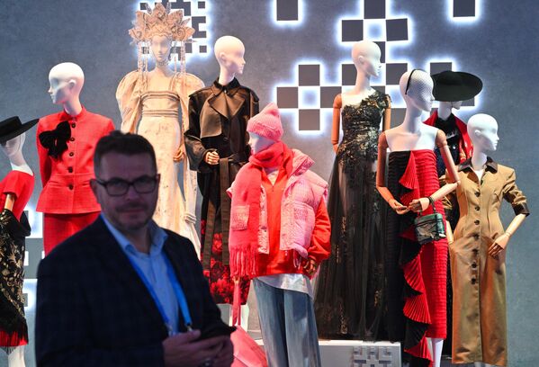 زائر في معرض &quot;Made in Russia&quot;، المنظم ضمن فعاليات المنتدى الدولي للتصدير &quot;صنع في روسيا&quot;، بالعاصمة موسكو - سبوتنيك عربي