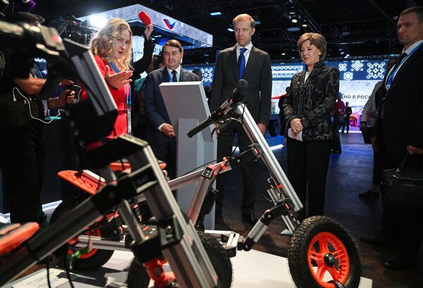 إيغور ليفيتين، مستشار الرئيس الروسي فلاديمير بوتين، والنائب الأول لرئيس الوزراء الروسي دينيس مانتوروف، والمديرة العامة لمركز التصدير الروسي فيرونيكا نيكيشينا (من اليسار إلى اليمين)، في معرض &quot;Made in Russia&quot;، المنظم ضمن فعاليات المنتدى الدولي للتصدير &quot;صنع في روسيا&quot;، بالعاصمة موسكو - سبوتنيك عربي