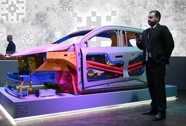 زائر في معرض &quot;Made in Russia&quot;، المنظم ضمن فعاليات المنتدى الدولي للتصدير &quot;صنع في روسيا&quot;، بالعاصمة موسكو - سبوتنيك عربي