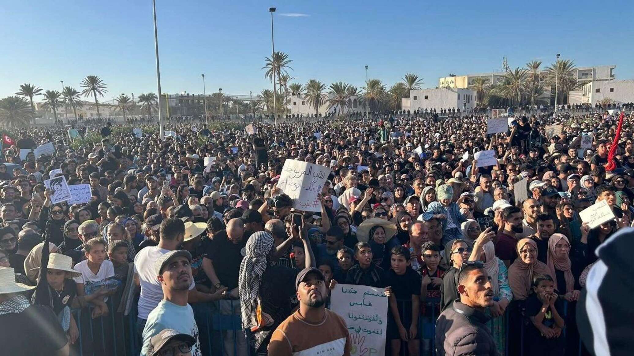 تونس: عشرات الآلاف يحتجون بمحافظة قابس رفضا للتلوث البيئي.. فيديو وصور