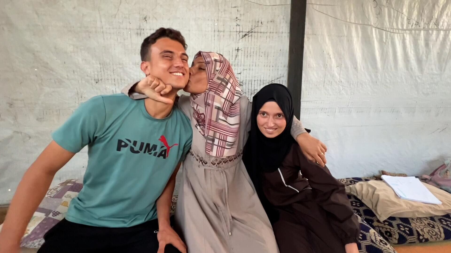 فرحة النجاح والتفوق في الثانوية العامة تنتصر على معاناة عائلة الطبيب الأسير ناهض أبو طعيمة فرحة النجاح والتفوق في الثانوية العامة تنتصر على معاناة عائلة الطبيب الأسير ناهض أبو طعيمة - سبوتنيك عربي, 1920, 23.10.2025