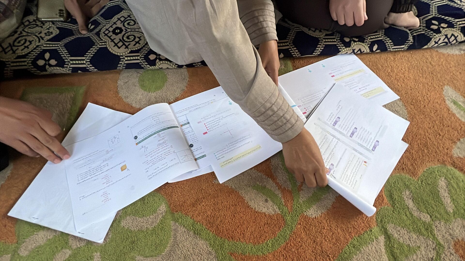 فرحة النجاح والتفوق في الثانوية العامة تنتصر على معاناة عائلة الطبيب الأسير ناهض أبو طعيمة فرحة النجاح والتفوق في الثانوية العامة تنتصر على معاناة عائلة الطبيب الأسير ناهض أبو طعيمة - سبوتنيك عربي, 1920, 22.10.2025