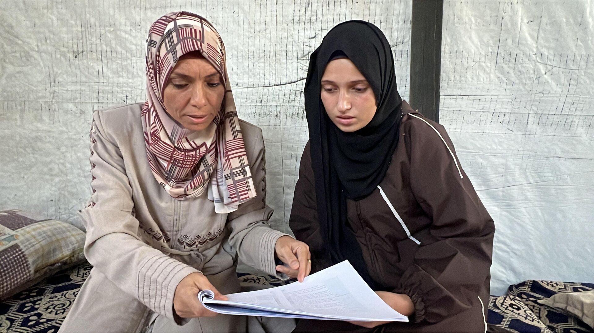 فرحة النجاح والتفوق في الثانوية العامة تنتصر على معاناة عائلة الطبيب الأسير ناهض أبو طعيمة فرحة النجاح والتفوق في الثانوية العامة تنتصر على معاناة عائلة الطبيب الأسير ناهض أبو طعيمة - سبوتنيك عربي, 1920, 22.10.2025