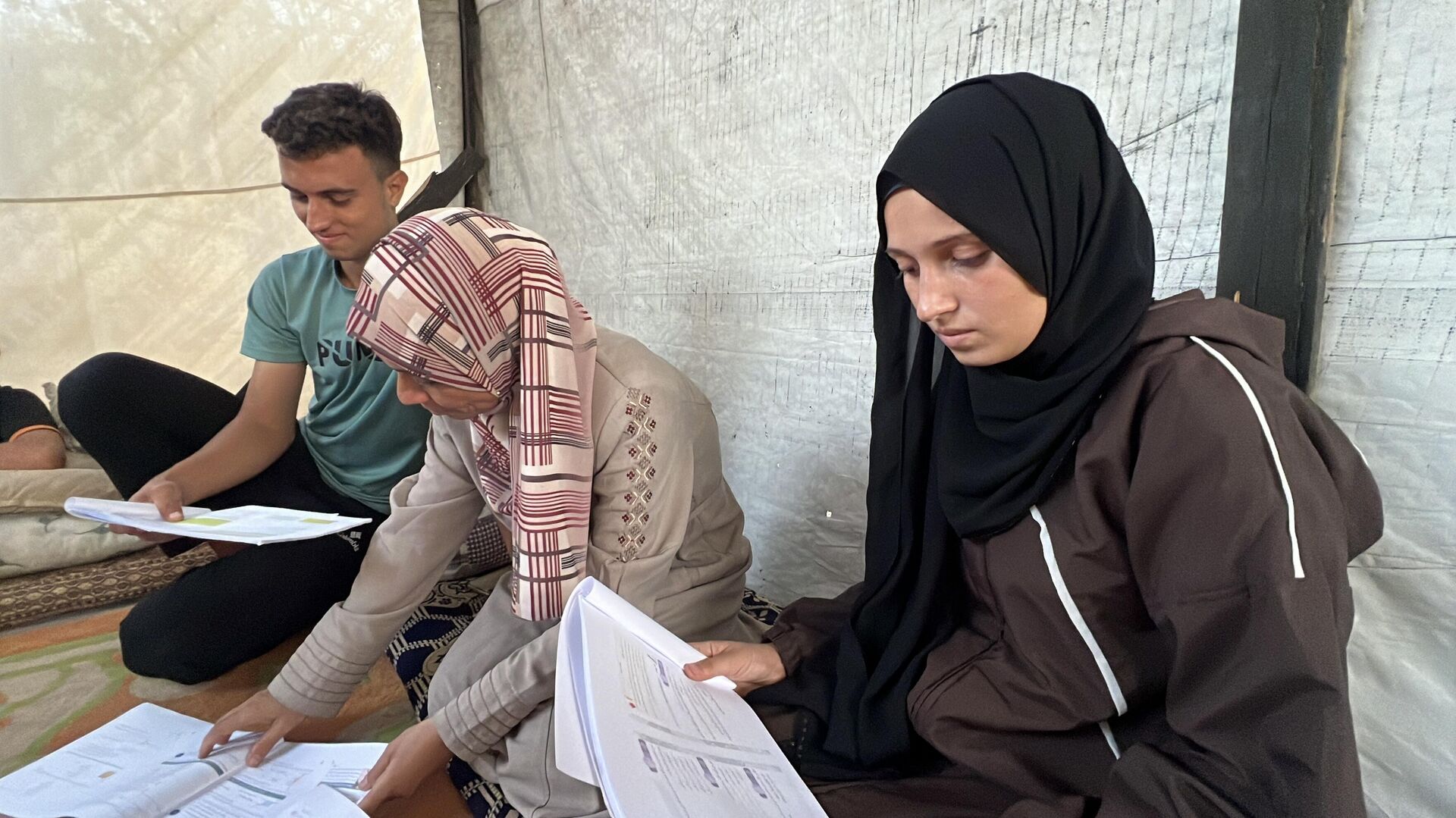 فرحة النجاح والتفوق في الثانوية العامة تنتصر على معاناة عائلة الطبيب الأسير ناهض أبو طعيمة فرحة النجاح والتفوق في الثانوية العامة تنتصر على معاناة عائلة الطبيب الأسير ناهض أبو طعيمة - سبوتنيك عربي, 1920, 22.10.2025