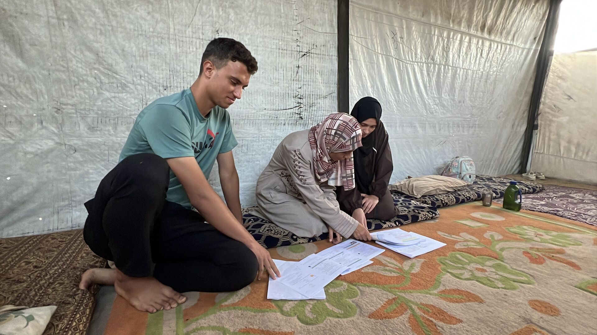 فرحة النجاح والتفوق في الثانوية العامة تنتصر على معاناة عائلة الطبيب الأسير ناهض أبو طعيمة فرحة النجاح والتفوق في الثانوية العامة تنتصر على معاناة عائلة الطبيب الأسير ناهض أبو طعيمة - سبوتنيك عربي, 1920, 22.10.2025