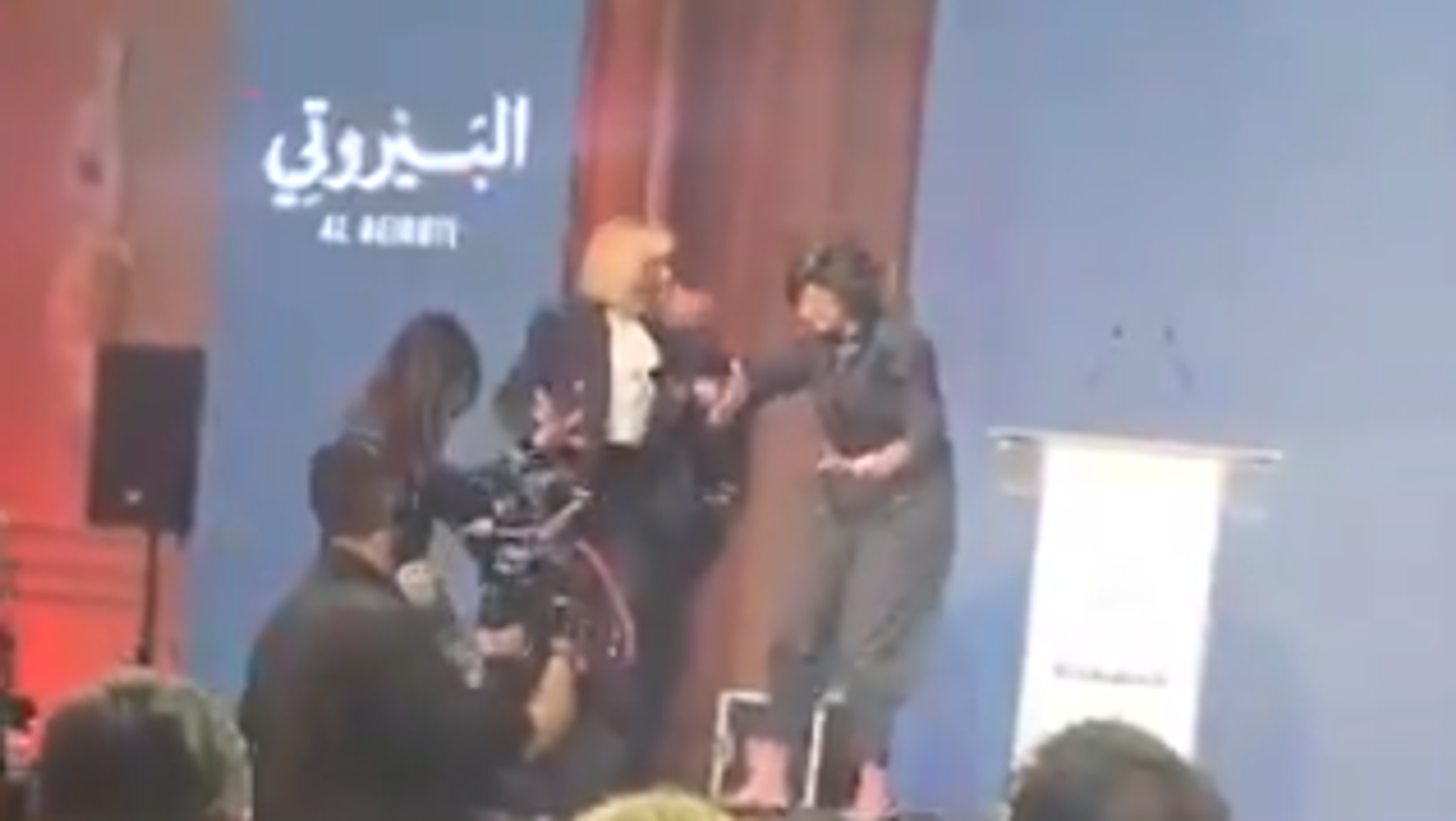 "انكسر الشر"... سيدة لبنان الأولى تتعثر على المسرح... فيديو