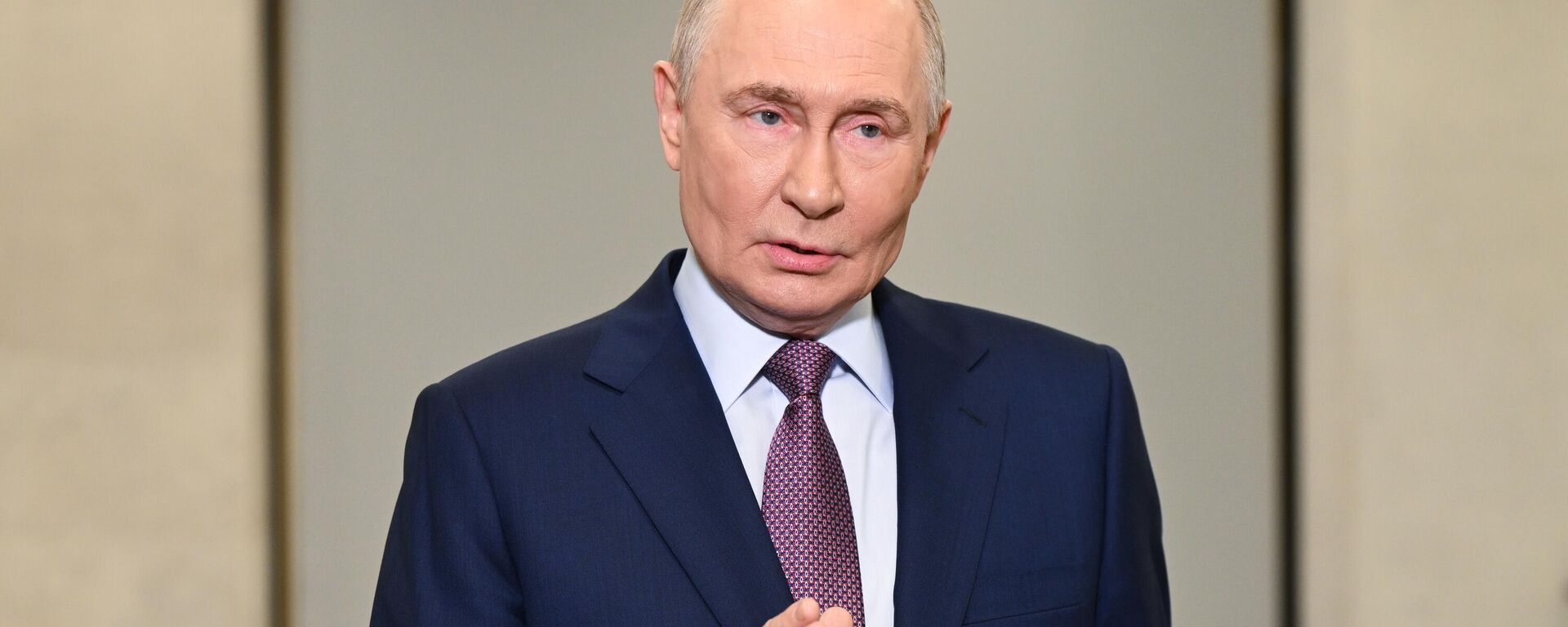 يجيب الرئيس الروسي فلاديمير بوتين على أسئلة الصحفيين في المؤتمر السابع عشر للجمعية الجغرافية الروسية في موسكو. - سبوتنيك عربي, 1920, 23.10.2025