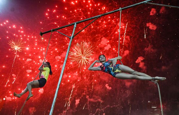  طلاب الجمباز يتدربون في حديقة شيفاجي بدادار خلال مهرجان ديبوتساف، في الهند.  - سبوتنيك عربي