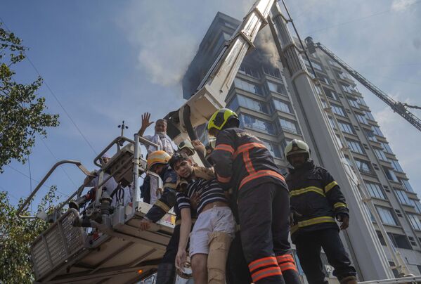 عمليات الإطفاء والإنقاذ بعد اندلاع حريق هائل في الطوابق العليا داخل مركز أعمال "JMS" في الهند. - سبوتنيك عربي