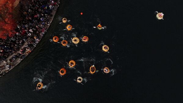 مجموعة من الأشخاص خلال سباق اليقطين العملاق على الساحل الغربي في ولاية أوريغون.  - سبوتنيك عربي