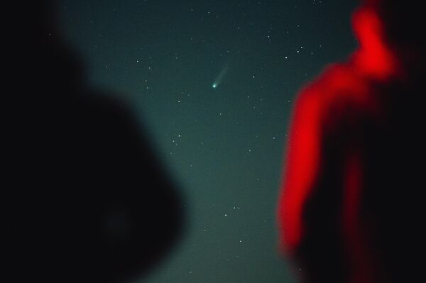  يبحث مراقبو النجوم المحليون وعشاق علم الفلك، عن المذنّب (ليمون) "C/2025 A6" وهو يلمع بين النجوم في سماء سلوفاكيا. - سبوتنيك عربي