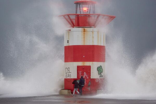  ارتطام الأمواج بالرصيف البحري وسط عاصفة "بنيامين" التي ضربت لاهاي. - سبوتنيك عربي