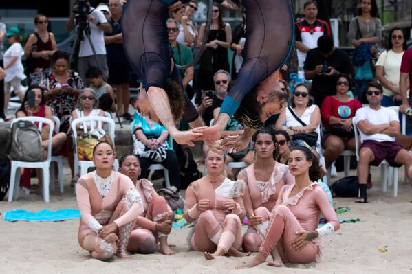 تقدم فرقة السيرك الجوي "بيندورادوس" عرضًا في الهواء الطلق يستكشف التعافي من العنف الجنسي من خلال الفن والمجتمع، على شاطئ إيكاراي في البرازيل. - سبوتنيك عربي