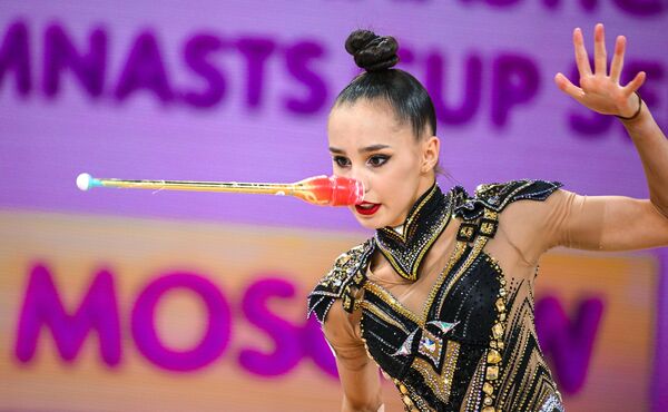 تؤدي ماريا بوريسوفا عروضها الرياضية خلال نهائيات مسابقة الجمباز الإيقاعي الدولية "أقوى كأس 2025" في قصر إيرينا فينر في موسكو. - سبوتنيك عربي