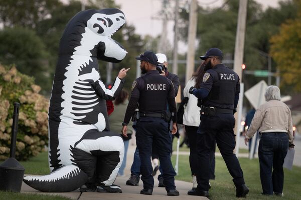 أخلت الشرطة المتظاهرين من منطقة حرية التعبير بعد حظر تجول فرضته المدينة على الاحتجاجات الساعة السادسة مساءً بالقرب من مركز معالجة واحتجاز المهاجرين في برودفيو. - سبوتنيك عربي