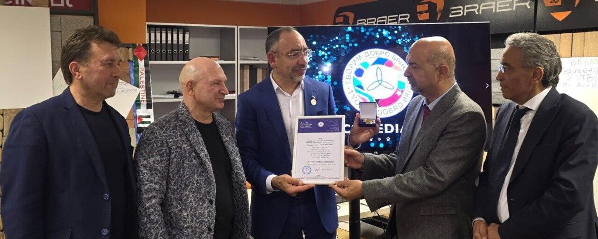 تقليد الشاعر العراقي، د. علي الشلاه، وسام بريكس الثقافي - سبوتنيك عربي, 1920, 24.10.2025