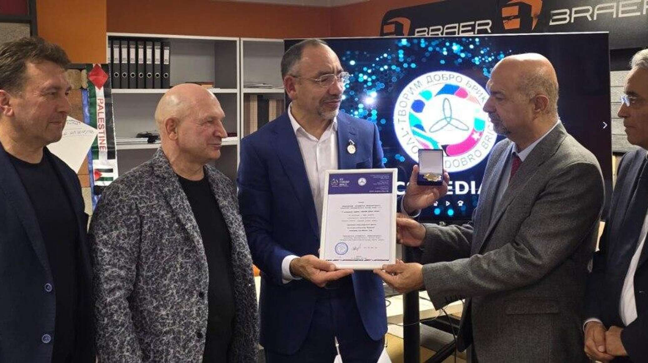 المنتدى الاقتصادي الدولي لـ"بريكس" يقلد علي الشلاه وسام المجموعة الثقافي